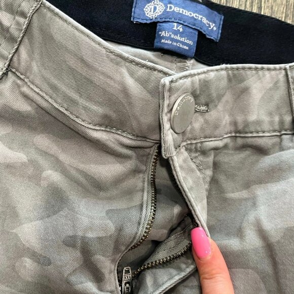 Democracy Women’s Cut Off Jean Shorts Camp Stretch Waist Green Size 14 - Picture 4 of 7